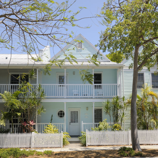 佛罗里达西礁岛的彩色木制联排别墅图片下载