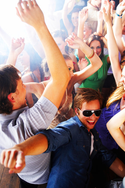 在迪斯科舞厅跳舞的一群年轻人图片下载