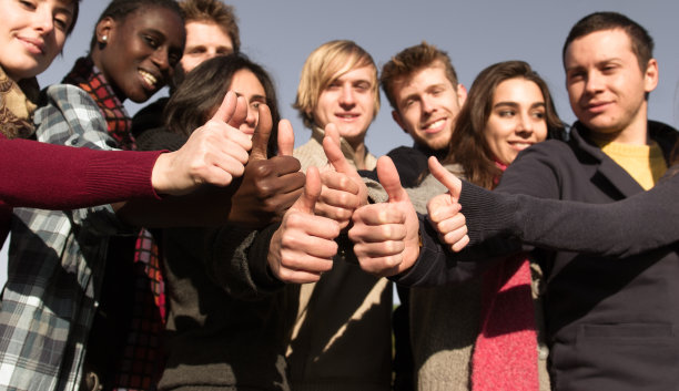 多种族的成年人，赞图片下载