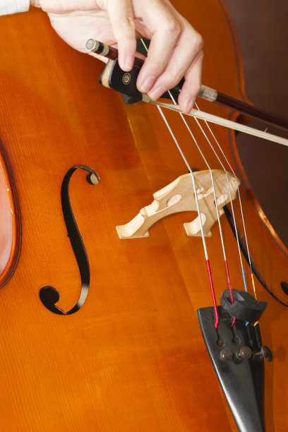 手拿弓，拉大提琴图片下载
