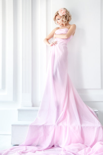 一个年轻漂亮的女人在摄影棚里的照片图片下载