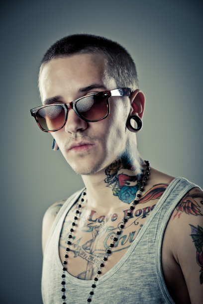 有纹身的年轻男性图片下载