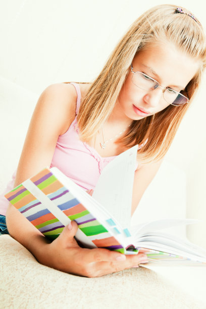 小女孩在看书图片下载