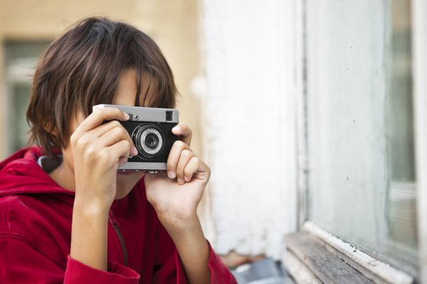 男孩用摄影机图片下载