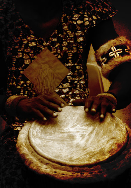 黑褐色的非洲鼓手图片下载