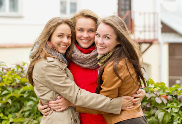 三个漂亮的女孩图片下载