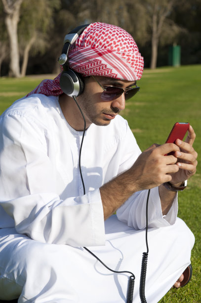 正在听音乐的阿拉伯男人图片下载