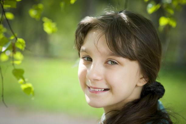 年轻漂亮的女孩看着镜头图片下载