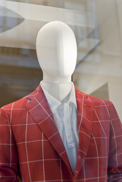 商店橱窗里模特身上的优雅套装图片下载