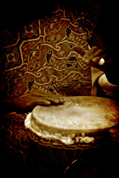 黑褐色的非洲鼓手图片下载