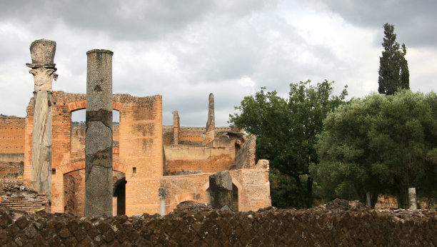 阿德里亚娜别墅的古罗马圆柱和废墟图片下载