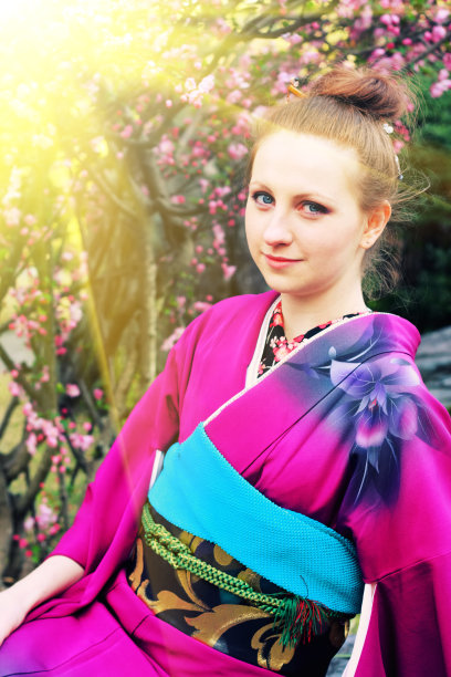 穿和服的女人对着樱花图片下载