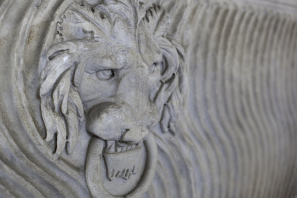 有狮子雕塑的石棺图片下载