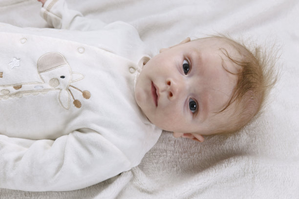 说谎的孩子图片下载