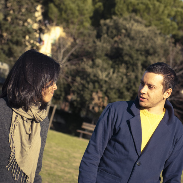 朋友们在户外度过美好时光图片下载