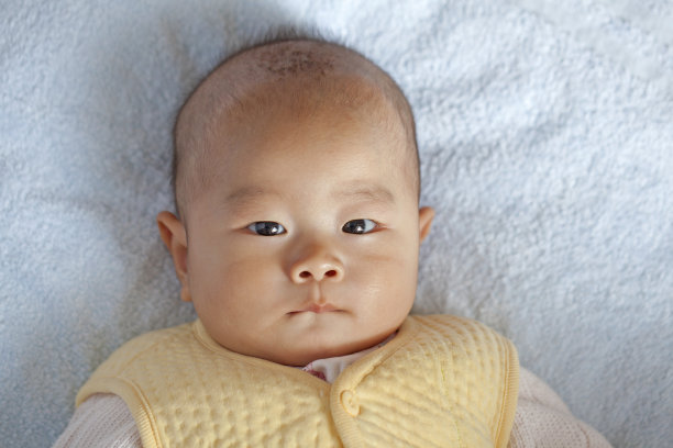 可爱的小宝贝捂着嘴唇图片下载