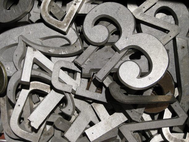 废弃的金属字母图片下载