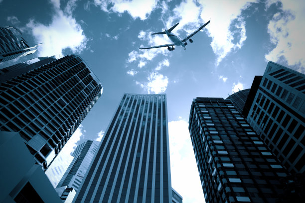 布里斯班的现代建筑和飞机图片下载