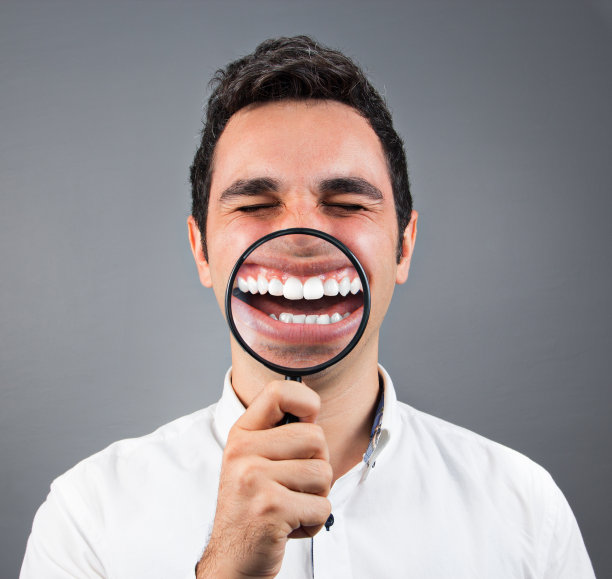 带着放大镜微笑的男人图片下载