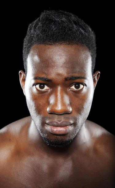 强壮年轻的非裔美国人图片下载