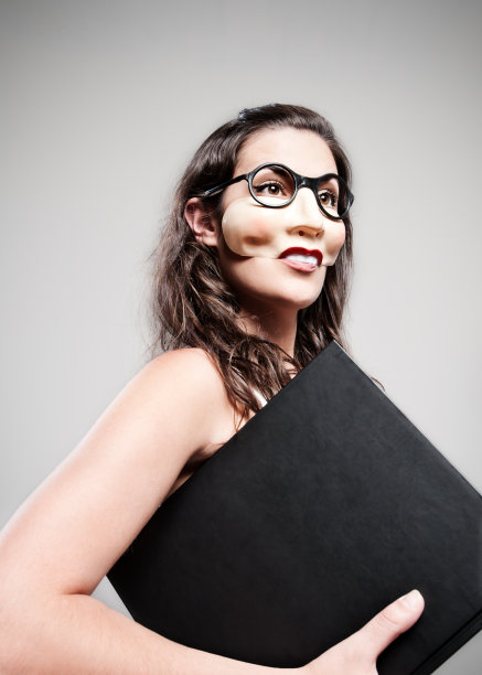 拿着书的女人图片下载