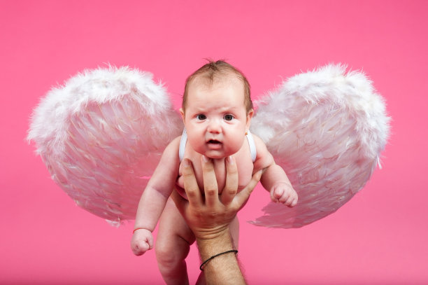 新生女孩长着天使翅膀图片下载