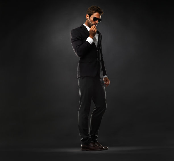 特勤局特工用耳机说话图片下载