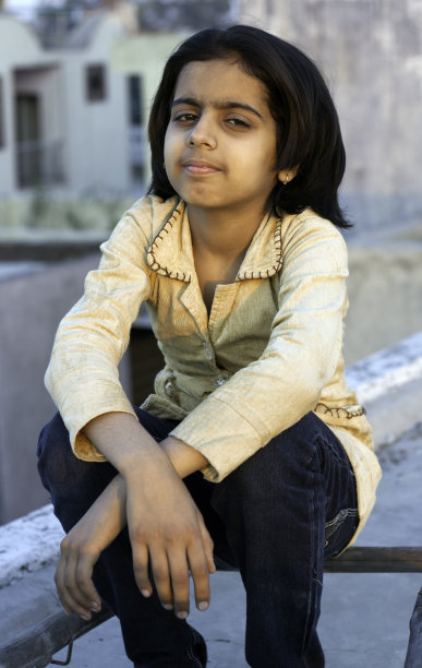 坐在梯子上的印第安农村小女孩。图片下载