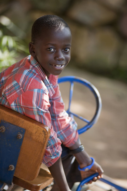 非洲男孩开着自己造的车图片下载