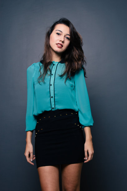 穿着蓝色迷你裙的漂亮女孩图片下载