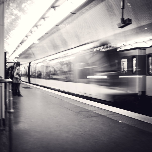 火车正在地铁站进站图片下载