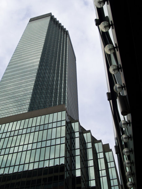 现代玻璃和金属摩天大楼图片下载