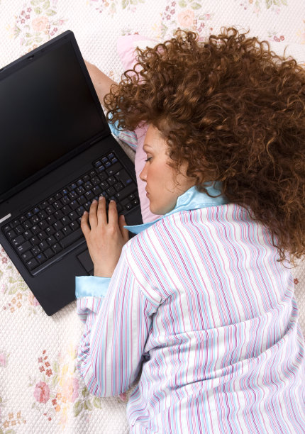 拿着笔记本睡觉的女人图片下载