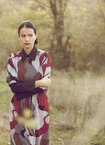 老古董女人看向别处图片下载