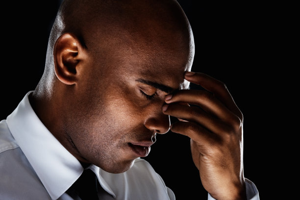 紧张的商人孤立在黑色的背景下图片下载