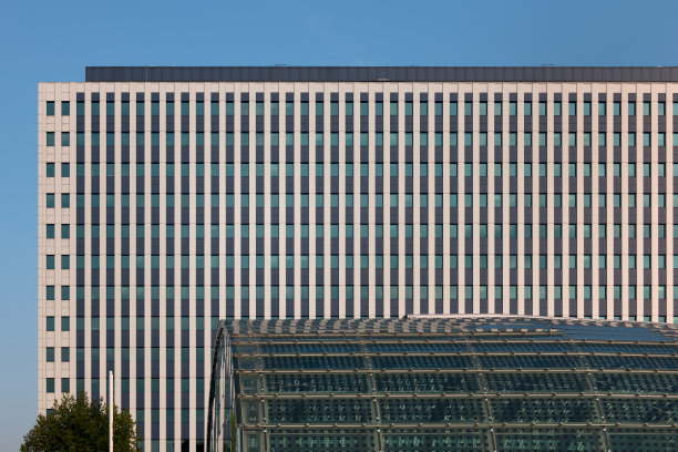 PortaSusa火车站的屋顶，省宫殿的背景图片下载