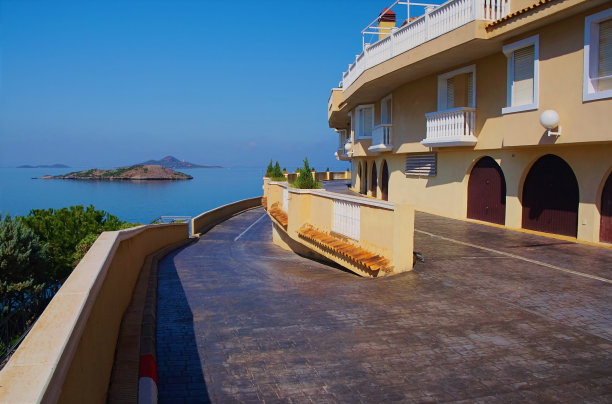 地中海联排别墅。图片下载