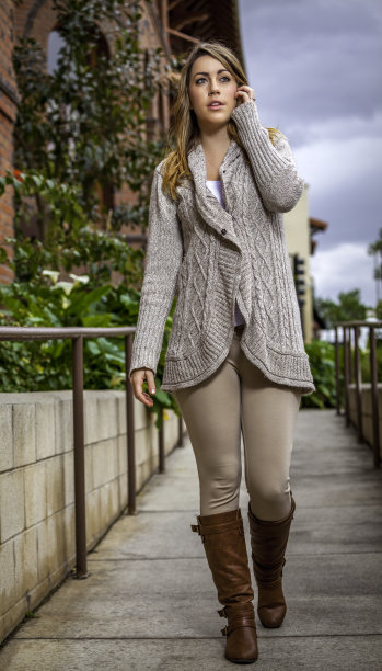 女孩走在街上图片下载