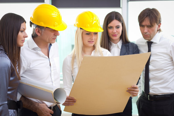 资深投资者和建筑师讨论设计图图片下载