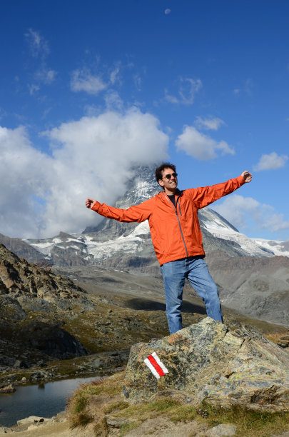 在策马特附近徒步旅行的男子图片下载