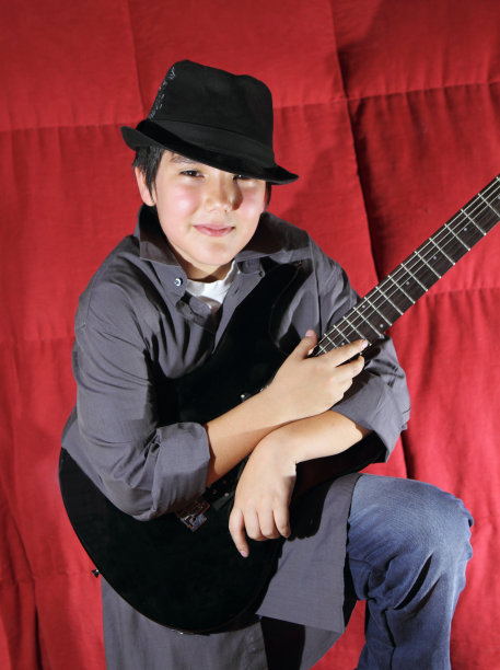拿着吉他的孩子图片下载