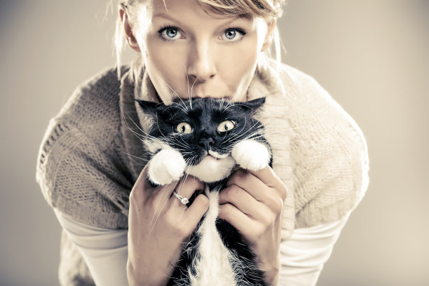 年轻美丽的女性和她的猫图片下载
