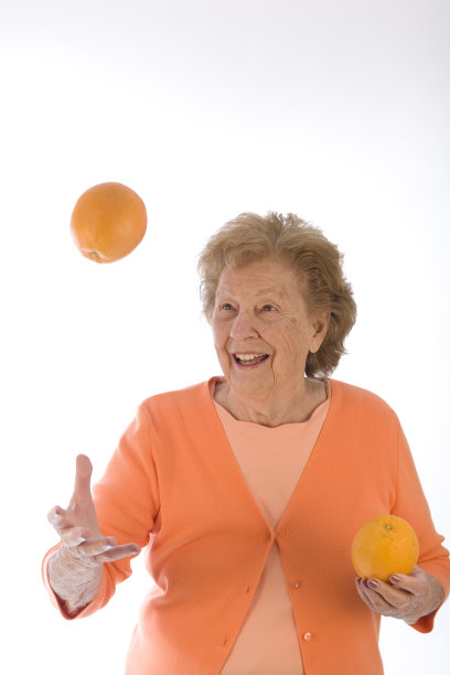 女人扔橘子图片下载