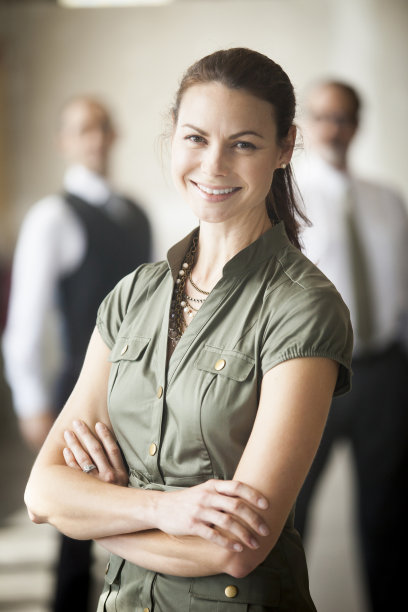 年轻的休闲商务团队站立图片下载