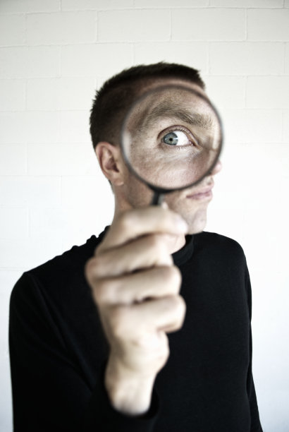 用黑色放大镜看东西的人图片下载