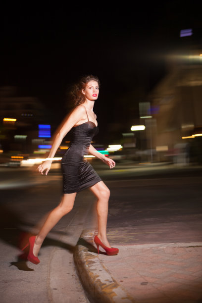 穿着衣服的年轻女子在晚上跑步图片下载