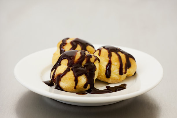 巧克力奶油泡芙图片下载