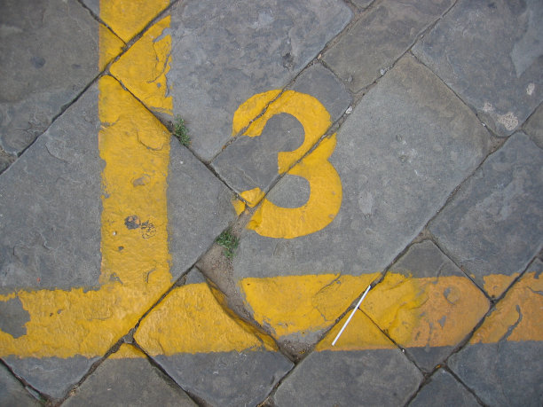 三号画在砖路上图片下载