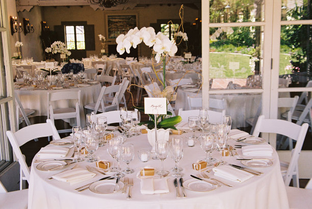 在时尚的婚宴上装饰的桌子图片下载