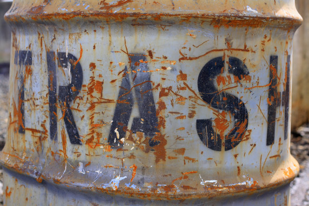 生锈的垃圾桶图片下载